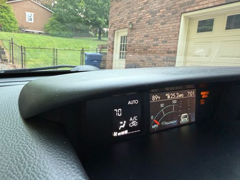 Used 2017 Subaru Forester 2.5i Touring AWD/4WD image 23