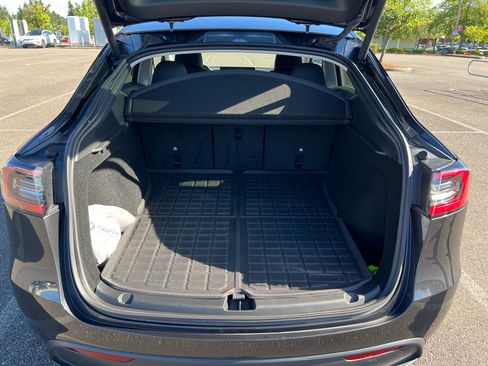 Used 2024 Tesla Model Y 2WD image 19