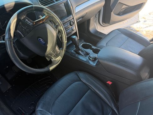 Used 2017 Ford Explorer XLT w/ Equipment Group 202A image 5