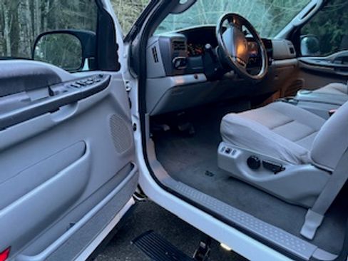 Used 2005 Ford Excursion XLT image 6