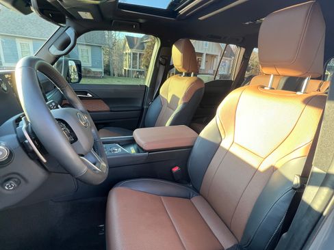 Used 2025 Lexus GX 550 w/ Accessory Package (2T) image 10