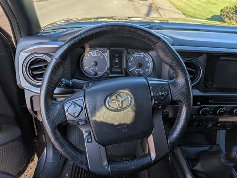 Used 2016 Toyota Tacoma TRD Off-Road image 4