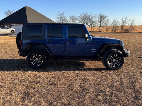 Used 2009 Jeep Wrangler Unlimited Sahara w/ Dual Top Group image 5