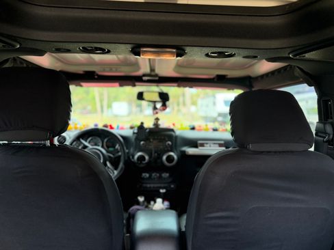 Used 2017 Jeep Wrangler Sahara w/ Connectivity Group AWD/4WD image 10