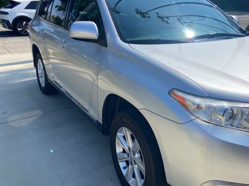 Used 2013 Toyota Highlander Plus FWD image 4