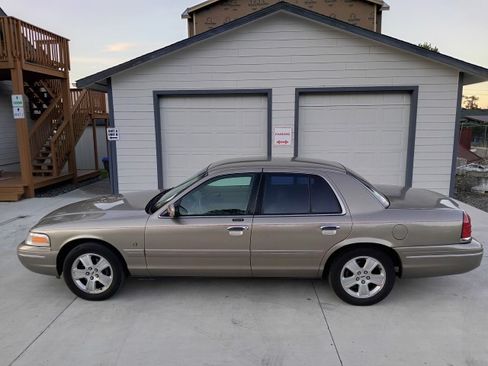 Used 2003 Ford Crown Victoria LX RWD image 10