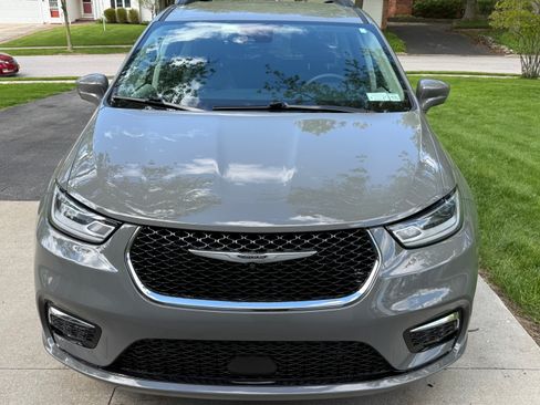 Used 2022 Chrysler Pacifica Touring-L FWD image 11