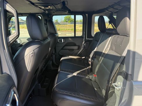 Used 2022 Jeep Wrangler Unlimited Sahara AWD/4WD image 12