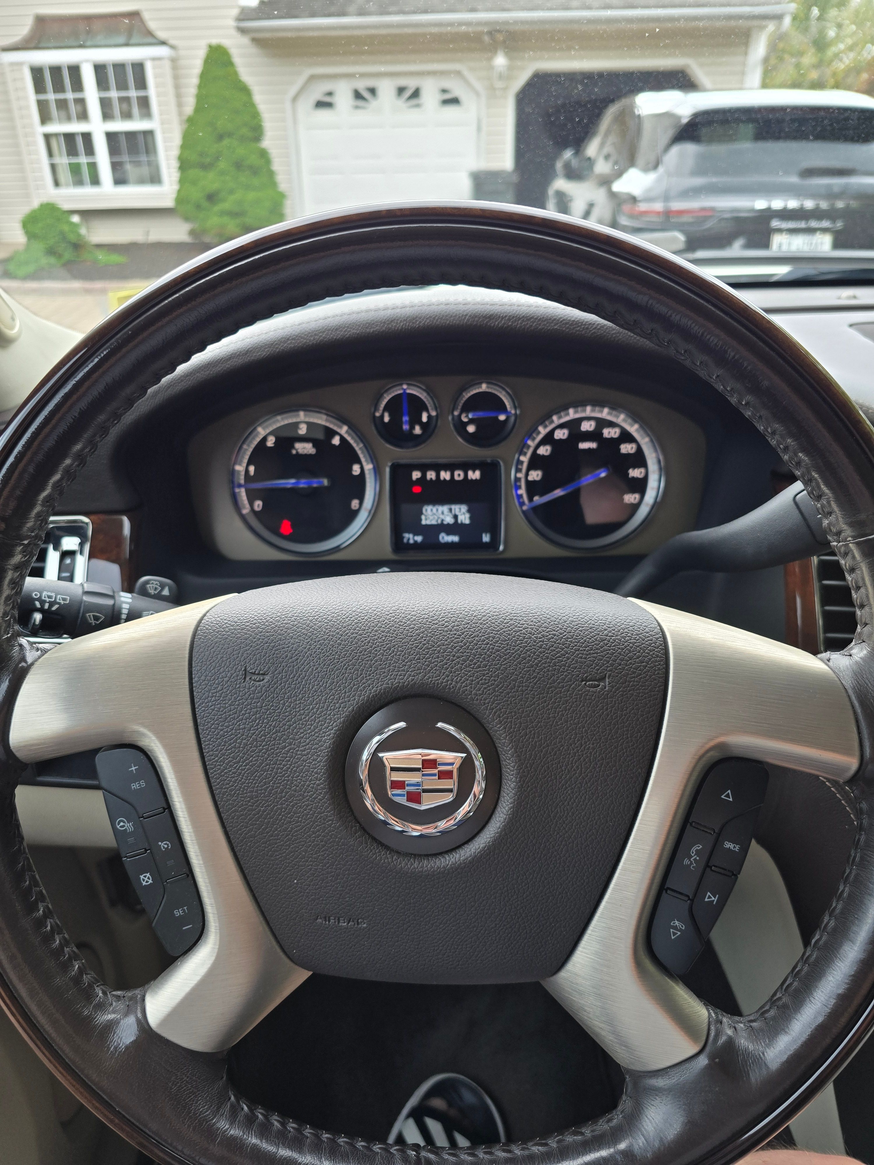 Used 2014 Cadillac Escalade Platinum AWD/4WD image 17