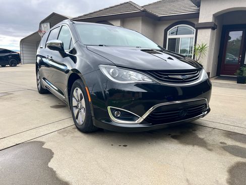 Used 2019 Chrysler Pacifica Limited w/ Advanced Safetytec Group FWD image 2