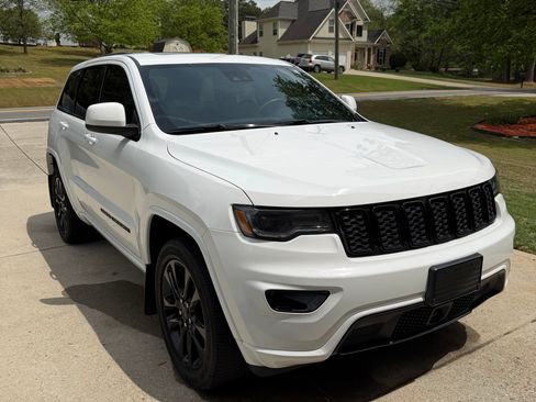 Used 2020 Jeep Grand Cherokee Altitude image 4