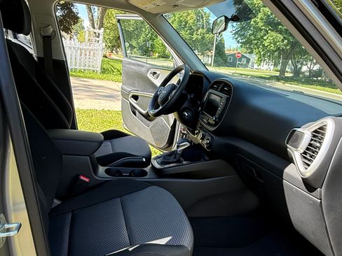 Used 2022 Kia Soul LX FWD image 4