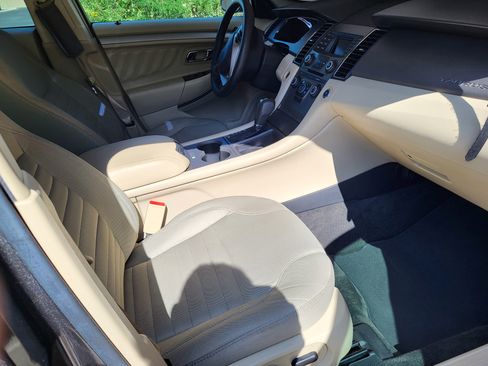 Used 2016 Ford Taurus SE image 9