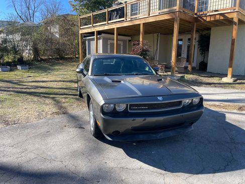 Used 2010 Dodge Challenger SE image 2