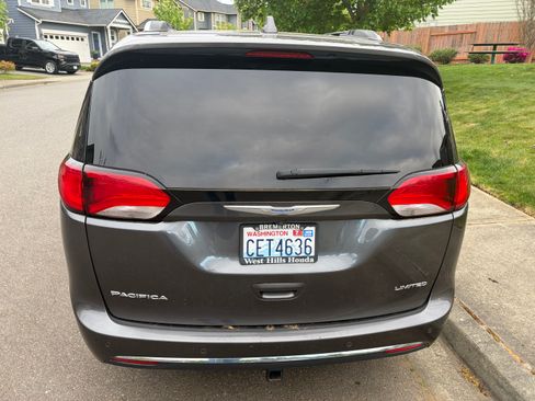 Used 2018 Chrysler Pacifica Limited FWD image 6