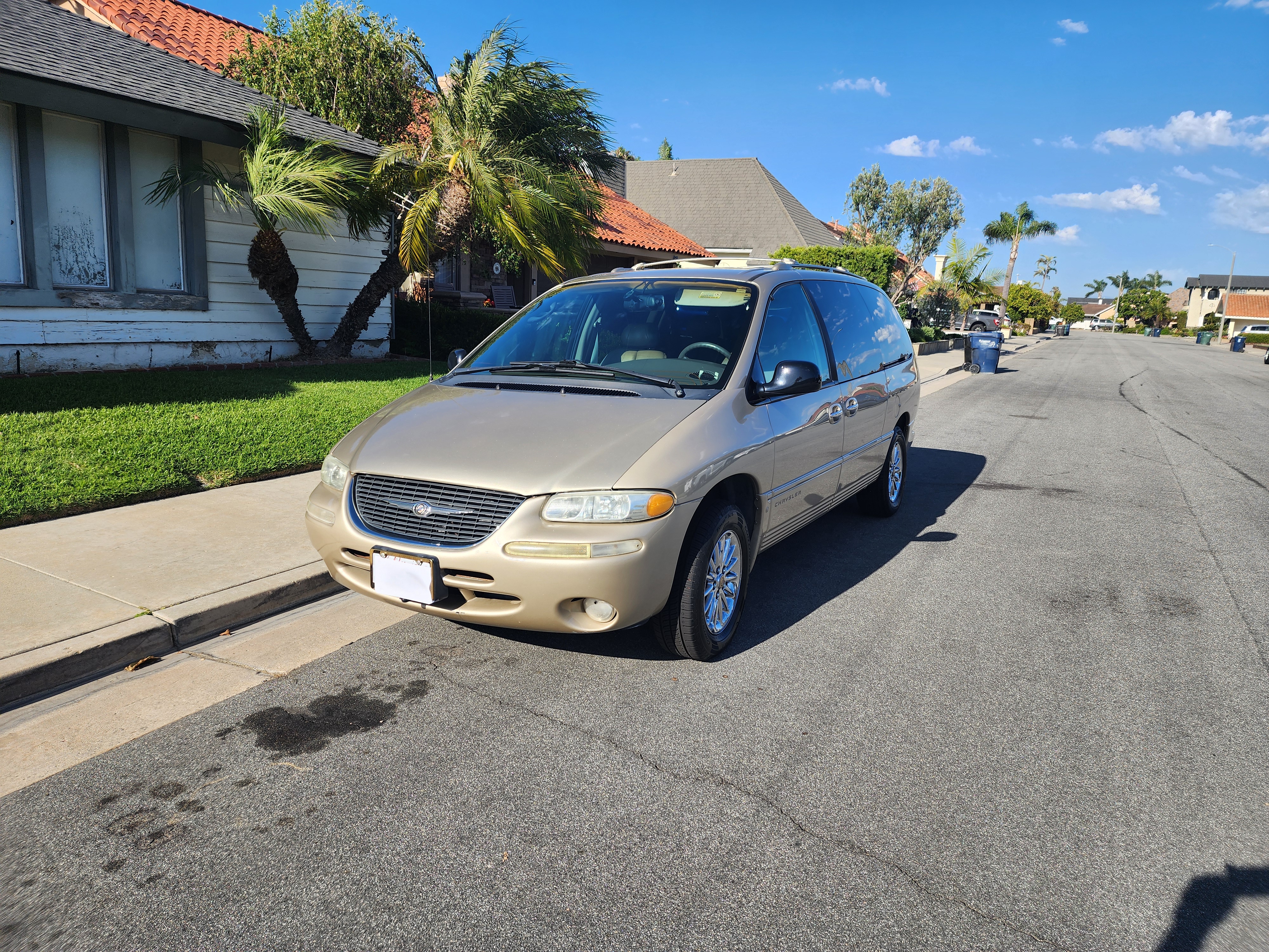 Used 2000 Chrysler Town & Country Limited FWD image 2