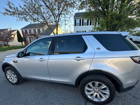 Used 2016 Land Rover Discovery Sport SE image 9