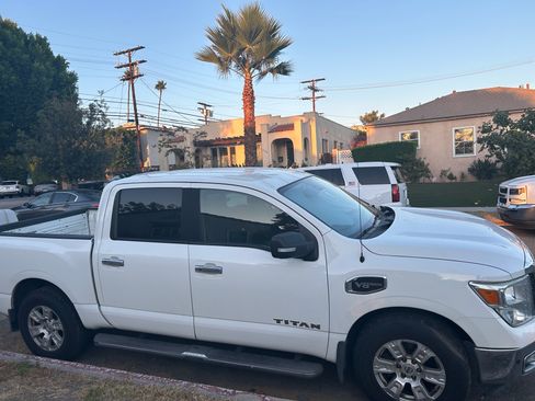 Used 2017 Nissan Titan SV image 1