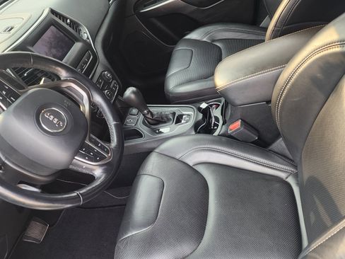 Used 2020 Jeep Cherokee Latitude Lux w/ Quick Order Package 26H Lux image 6