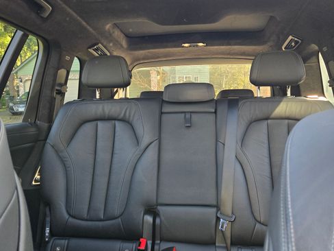 Used 2021 BMW X7 M50i w/ Executive Package image 8