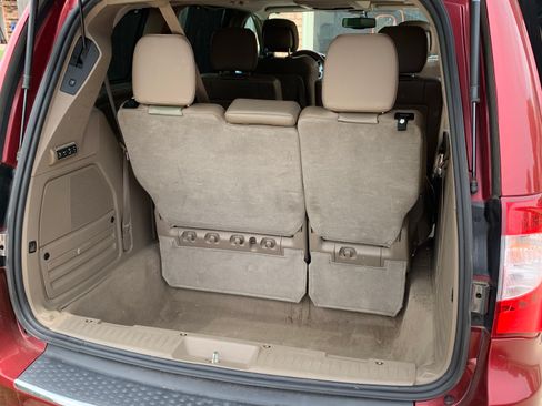 Used 2016 Chrysler Town & Country Limited Platinum image 5