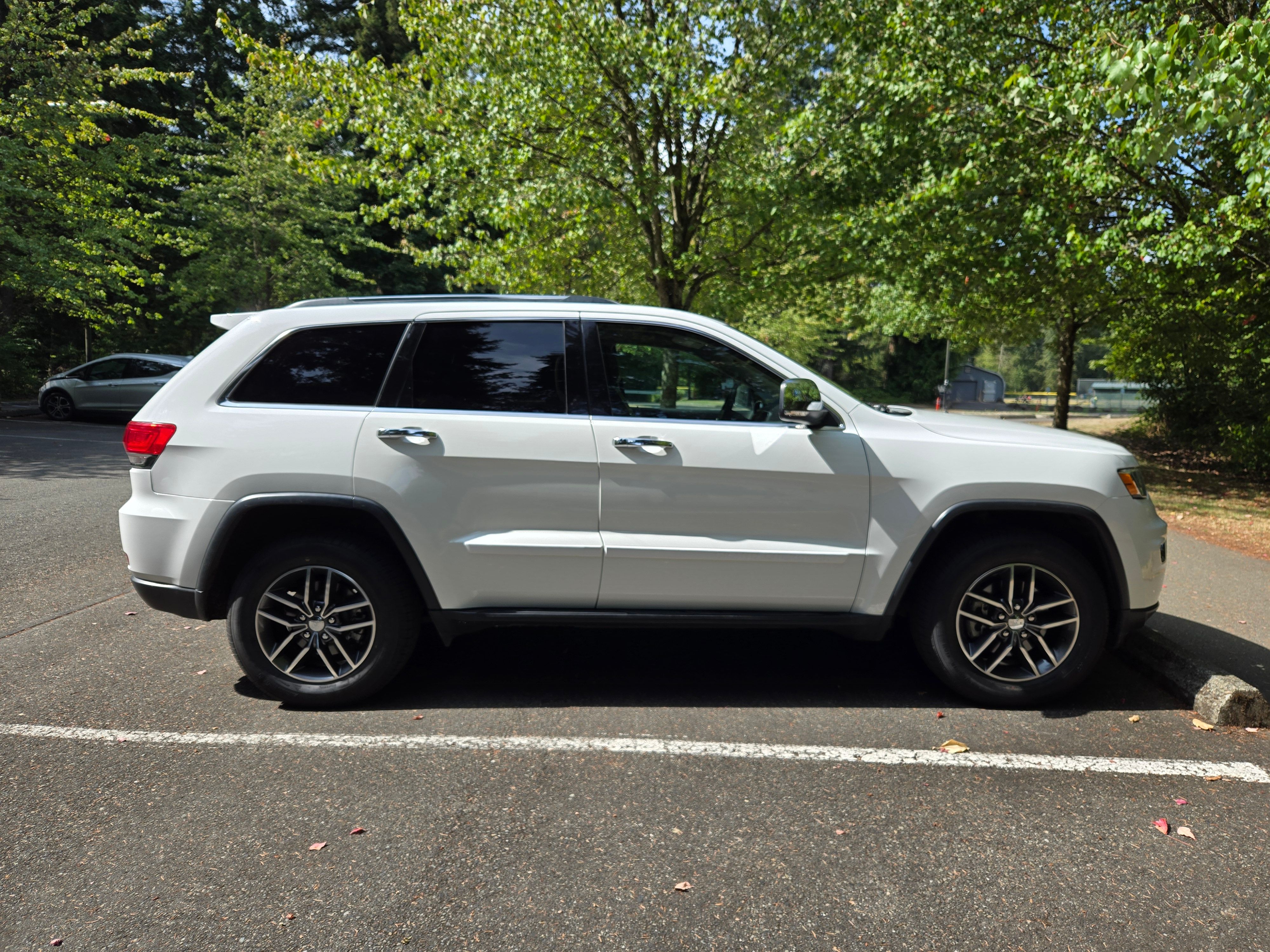 Used 2017 Jeep Grand Cherokee Limited AWD/4WD image 8