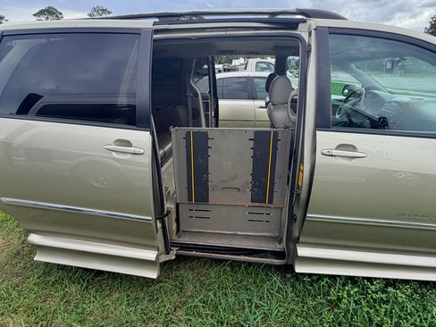 Used 2008 Toyota Sienna XLE Limited FWD image 11