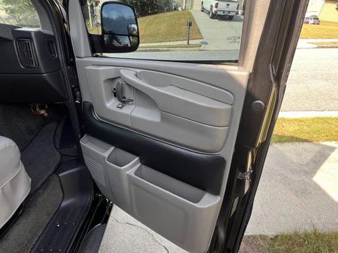 Used 2015 GMC Savana 2500 Extended RWD image 8