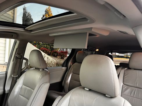 Used 2016 Toyota Sienna XLE Premium image 10