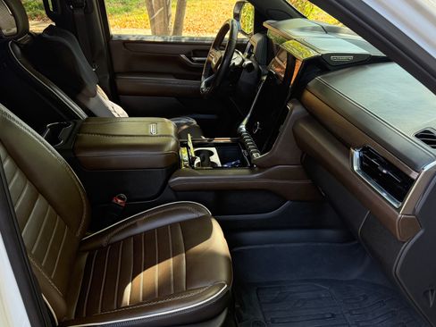 Used 2025 GMC Yukon Denali Ultimate AWD/4WD image 23