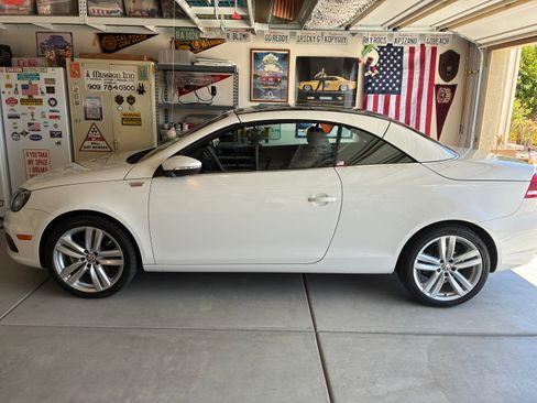Used 2013 Volkswagen Eos Executive FWD image 11