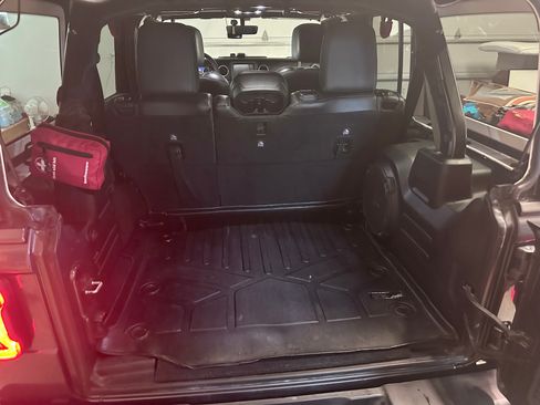Used 2019 Jeep Wrangler Unlimited Sahara image 12