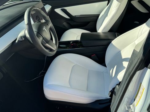 Used 2019 Tesla Model 3 Standard Range Plus image 2