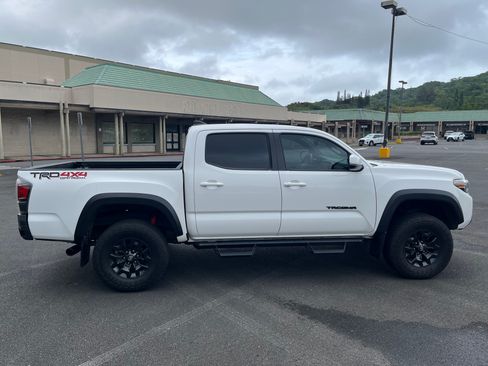 Used 2022 Toyota Tacoma TRD Off-Road w/ Black Out Package (TMS) AWD/4WD image 9