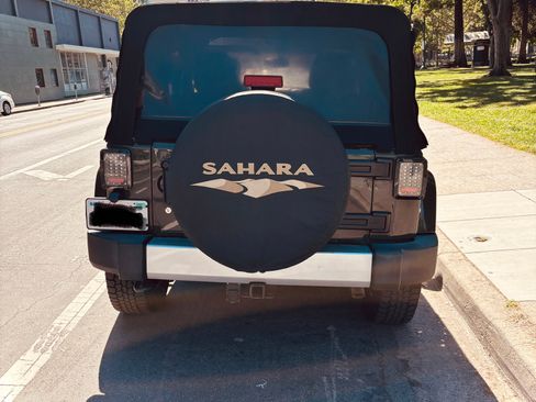 Used 2015 Jeep Wrangler Unlimited Sahara w/ Connectivity Group image 4