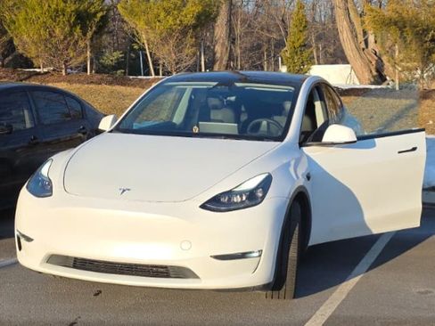 Used 2024 Tesla Model Y Long Range image 4