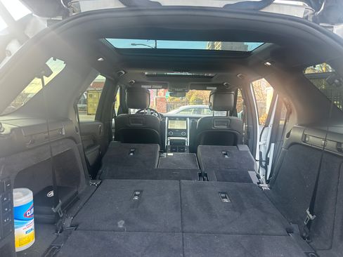 Used 2023 Land Rover Discovery S image 23