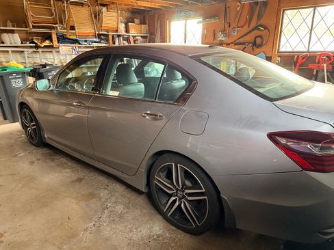 Used 2017 Honda Accord Touring image 2