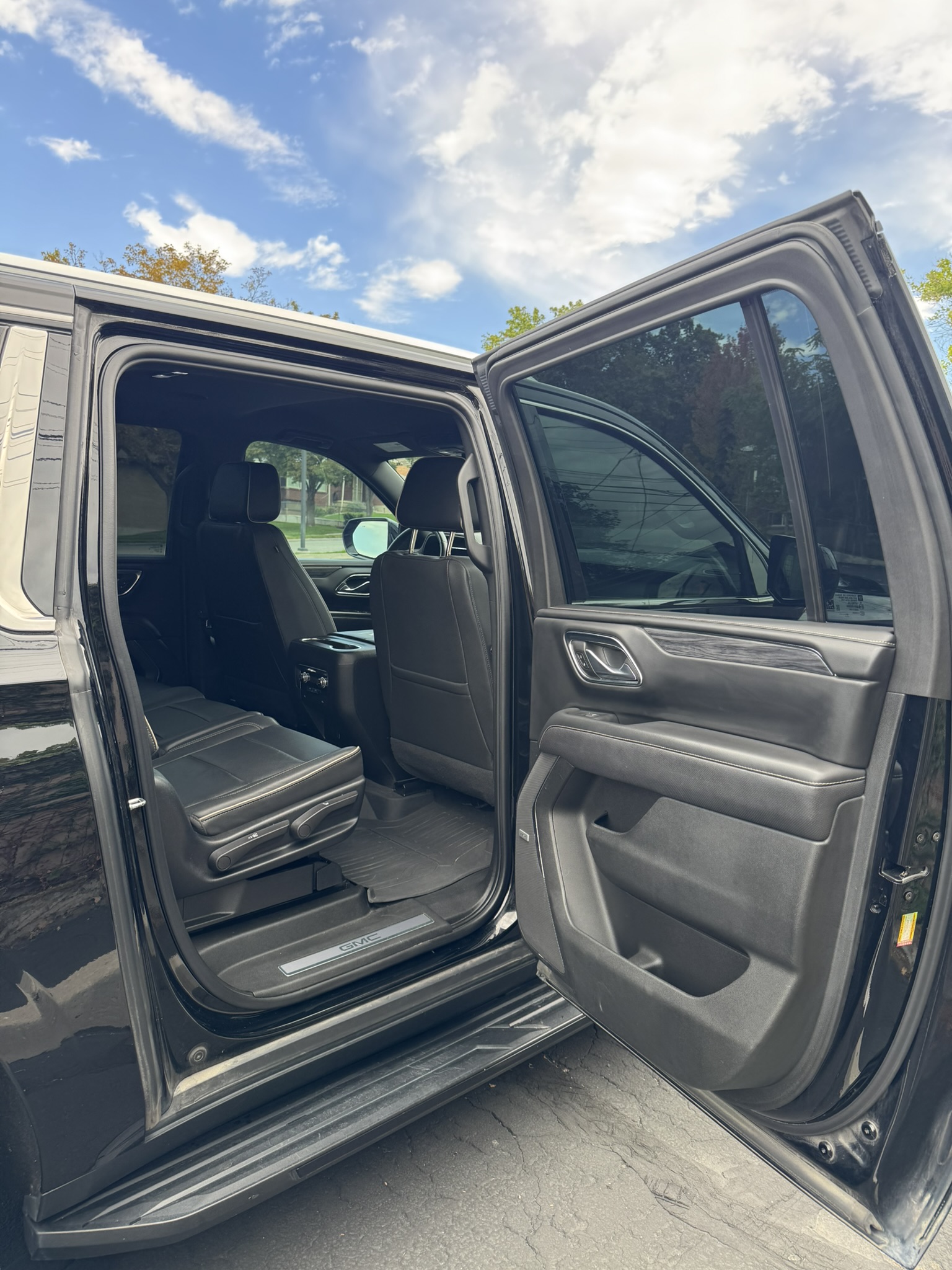 Used 2023 GMC Yukon XL SLT AWD/4WD image 9