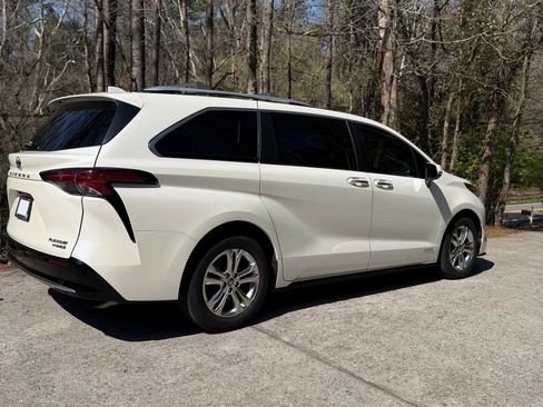 Used 2021 Toyota Sienna Platinum image 1