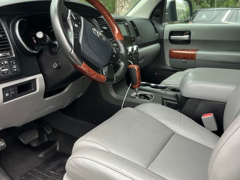 Used 2019 Toyota Sequoia Platinum AWD/4WD image 6