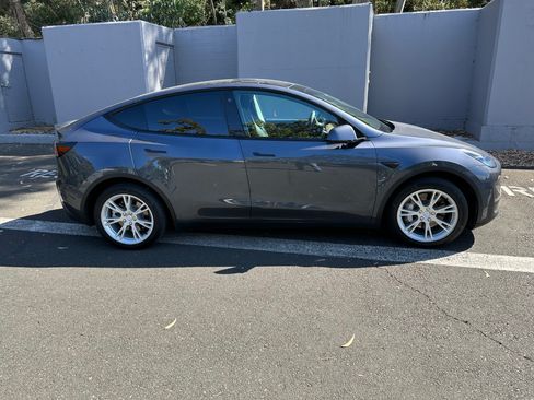 Used 2021 Tesla Model Y Long Range image 4