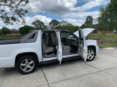 Used 2009 Chevrolet Avalanche LTZ image 25