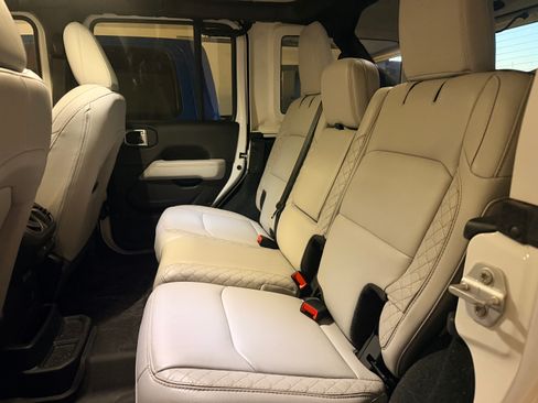 Used 2023 Jeep Wrangler Unlimited Sahara image 5