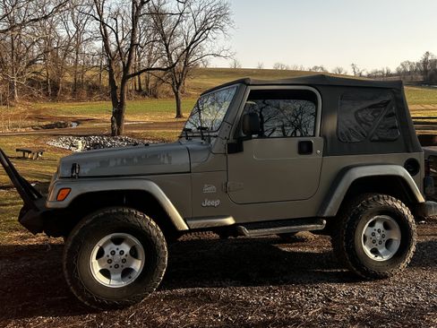 Used 2003 Jeep Wrangler Sahara image 4