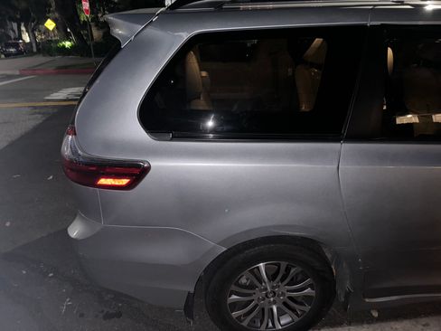 Used 2020 Toyota Sienna XLE Premium w/ Carpet Mat Package image 25