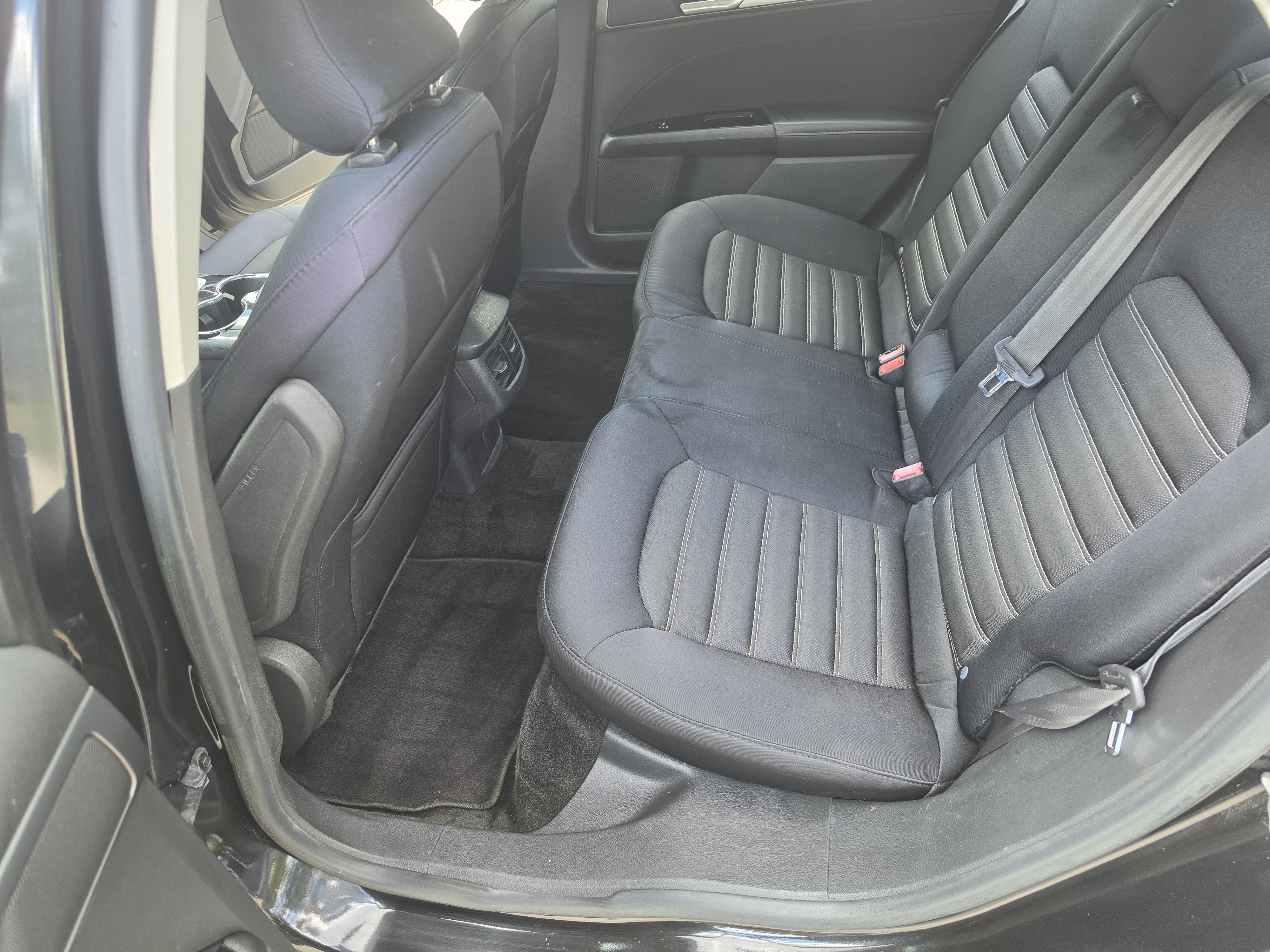 Used 2015 Ford Fusion SE FWD image 12