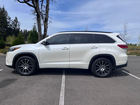 Used 2017 Toyota Highlander SE AWD/4WD image 1