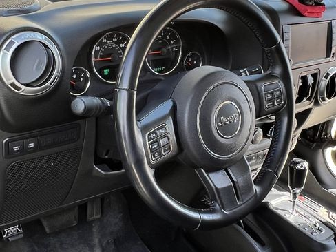 Used 2017 Jeep Wrangler Unlimited Rubicon w/ Connectivity Group image 13