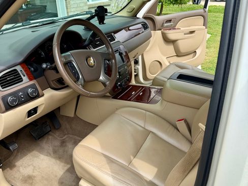 Used 2010 Chevrolet Suburban LTZ AWD/4WD image 11